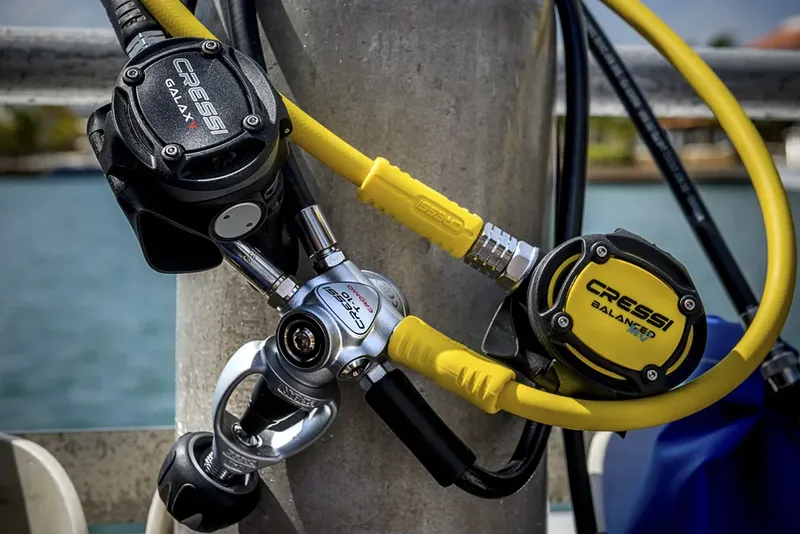 Equipement de plongée Cressi : détendeurs et manomètre jaune et noir
