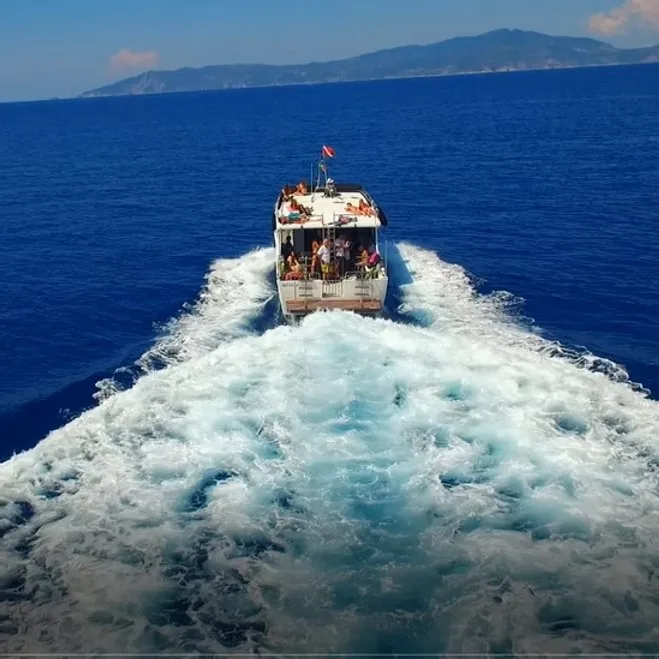 Bateau de plongée en mer avec des passagers et une belle sillage