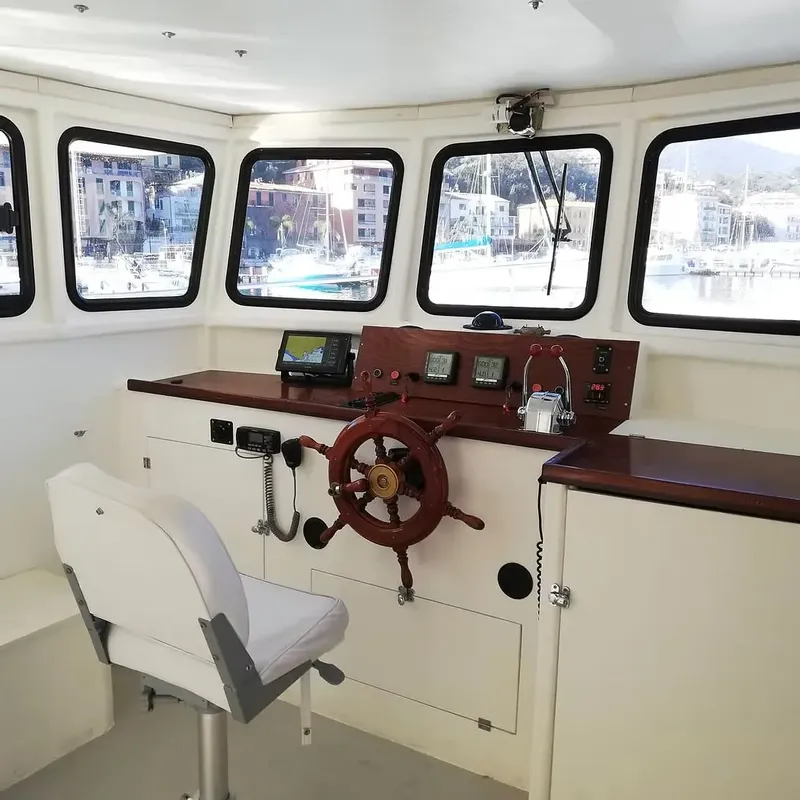 Intérieur d'un bateau de plongée avec barre et instruments de navigation