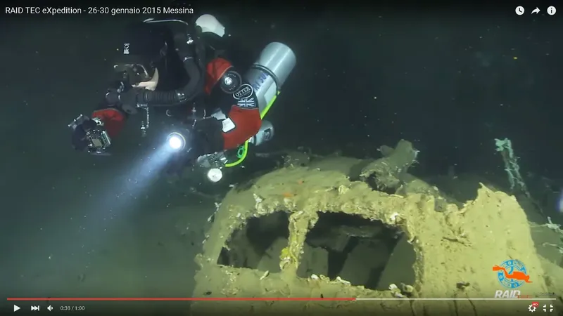 Plongeur explore une épave sous-marine avec une lampe torche puissante