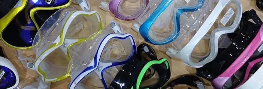Masques de plongée colorés, équipement de snorkeling, vue rapprochée, matériel