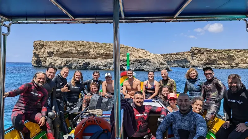 Groupe de personnes souriantes à bord d'un bateau en mer