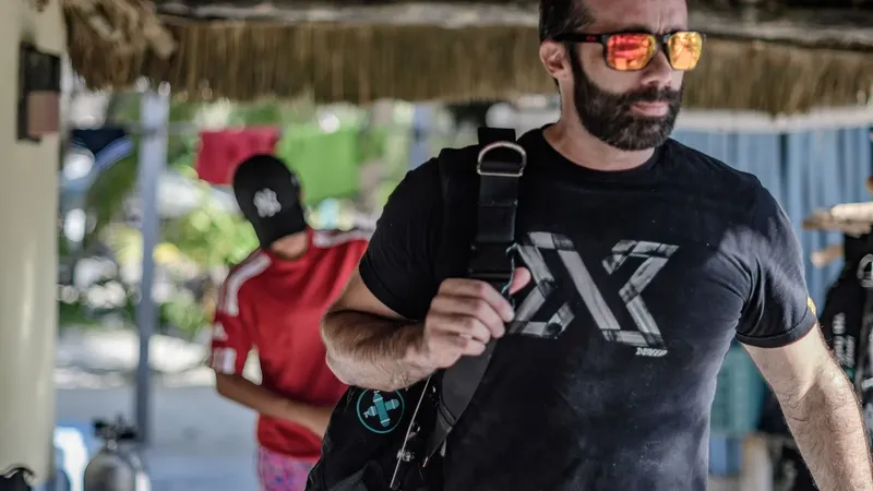 Plongeur barbu avec lunettes de soleil portant son équipement de plongée