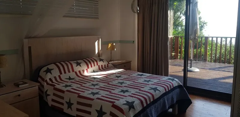 Chambre avec un lit décoré d'un motif étoilé et une vue sur l'extérieur