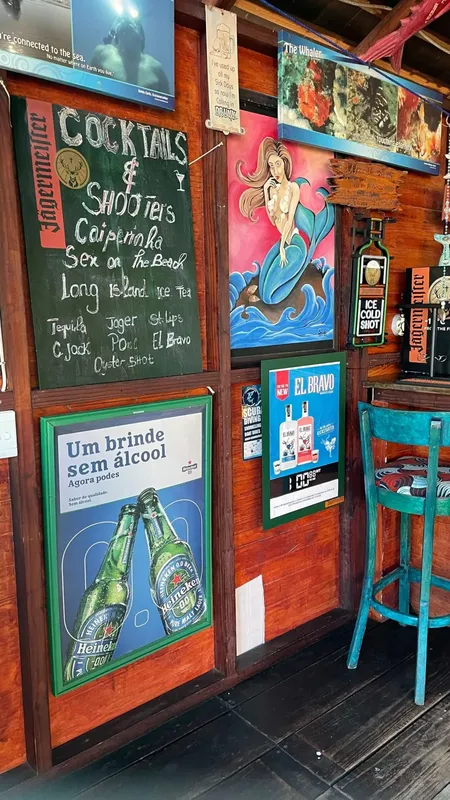 Bar avec affiches de cocktails, bières et illustrations marines colorées