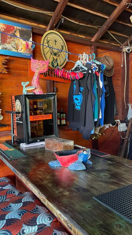 Bar décoré avec des vêtements, des bouteilles et un chapeau