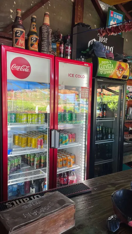 Réfrigérateurs remplis de boissons fraîches dans un espace de détente