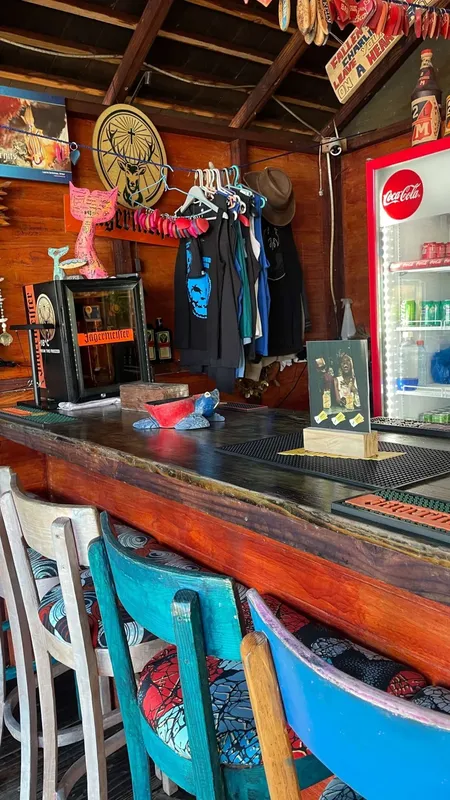 Bar coloré avec des gilets de sauvetage et des bouteilles de boissons