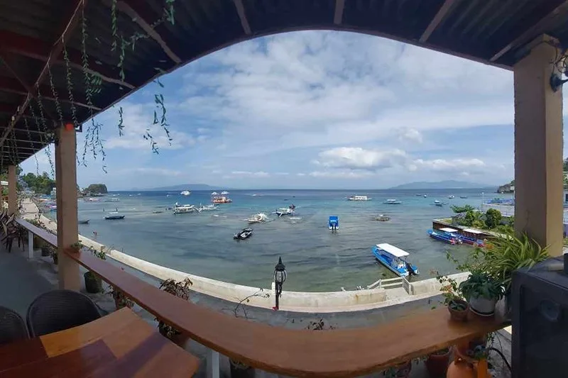 Vue sur la mer et les bateaux depuis un espace abrité