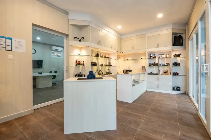Boutique de plongée lumineuse avec comptoir et étagères d'équipements