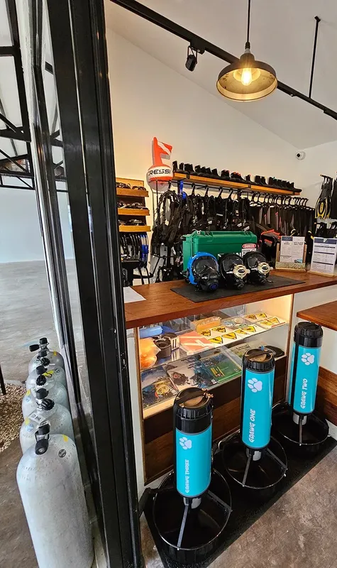Intérieur d'un centre de plongée avec matériel, comptoir et bouteilles