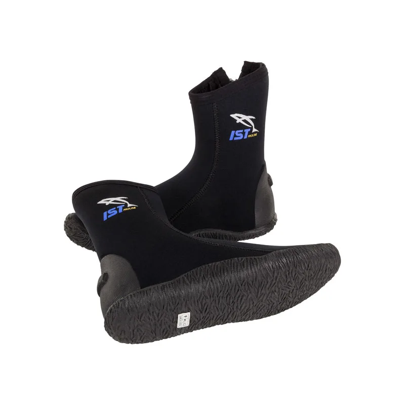 Chaussettes de plongée noires en néoprène sur fond blanc