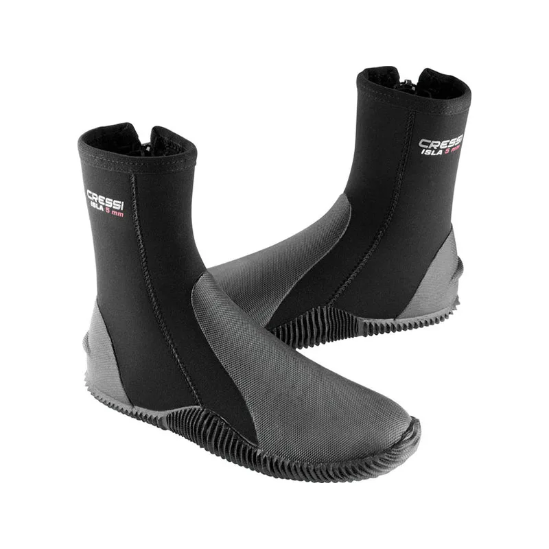 Deux chaussons de plongée noirs Cressi Isla 5mm sur fond blanc