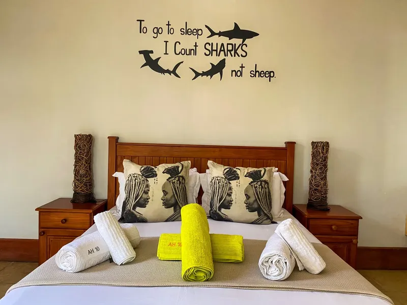 Chambre d'hôtel avec un grand lit et une décoration sur le thème des requins