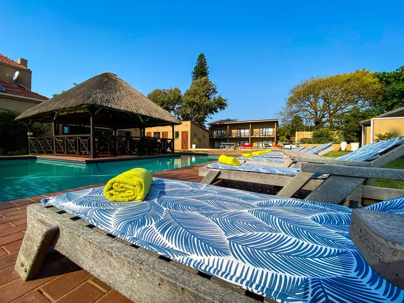 Piscine et transats au bord d'un centre de plongée ensoleillé