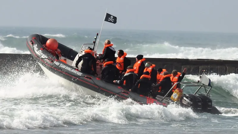 Un semi-rigide navigue sur une mer agitée avec des passagers
