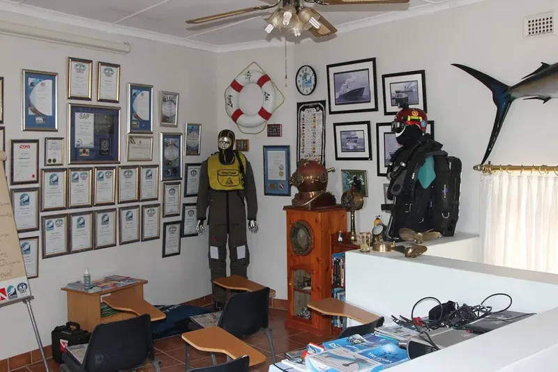 Salle de cours d'un centre de plongée avec équipement et diplômes