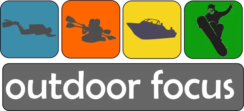 Quatre icônes : plongee, kayak, bateau, snowboard sur fond coloré