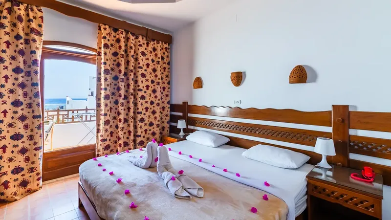 Chambre d'hôtel avec vue sur la mer, décoration florale et rideaux