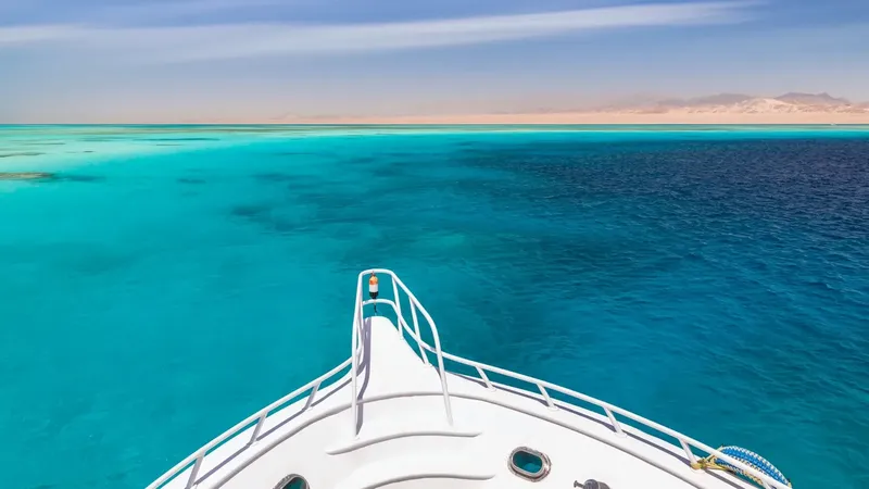 Vue depuis l'avant d'un bateau sur une mer turquoise et claire