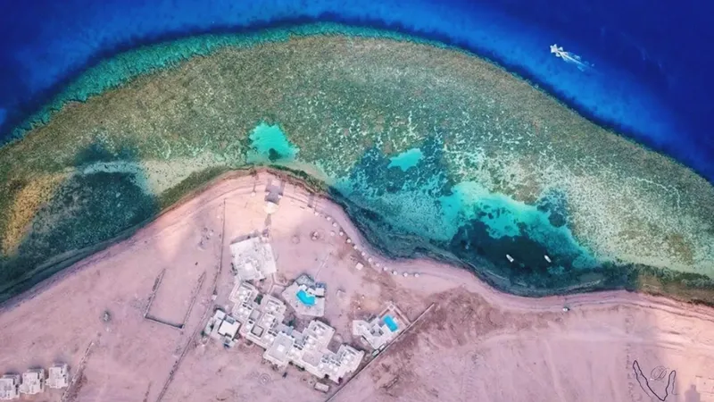 Vue aérienne d'un centre de plongée avec récif corallien et mer