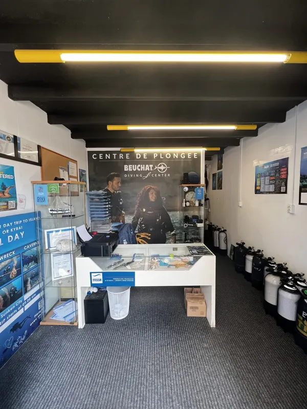 Intérieur d'un centre de plongée avec un comptoir et du matériel
