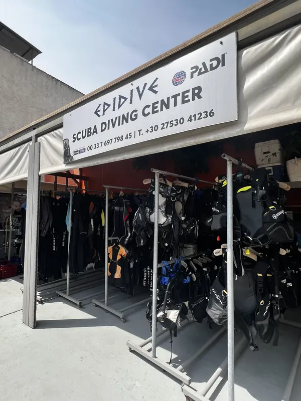 Devanture d'un centre de plongée avec équipement et logo PADI visible