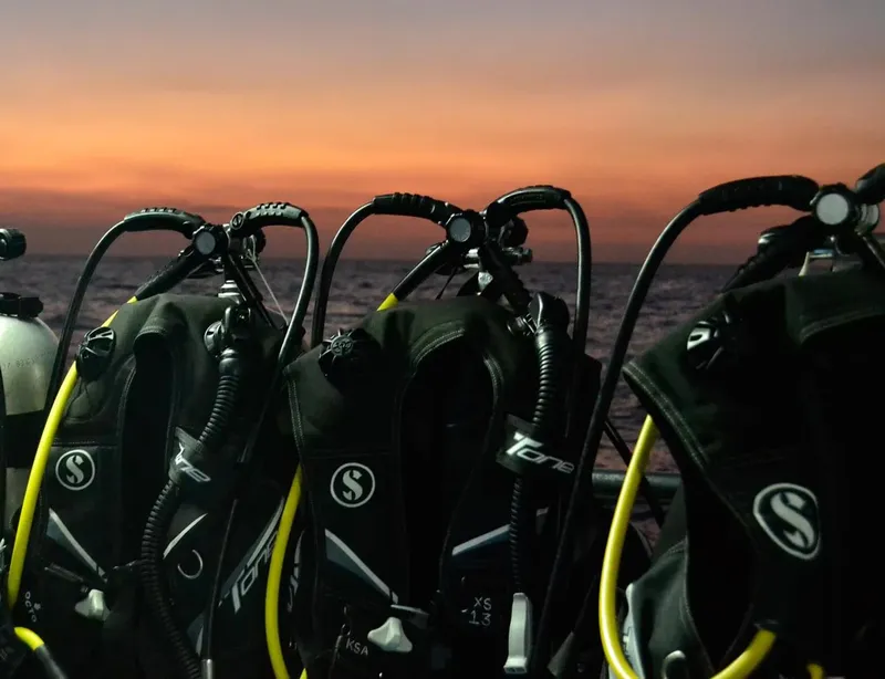 Equipement de plongée prêt pour une sortie en mer au coucher du soleil