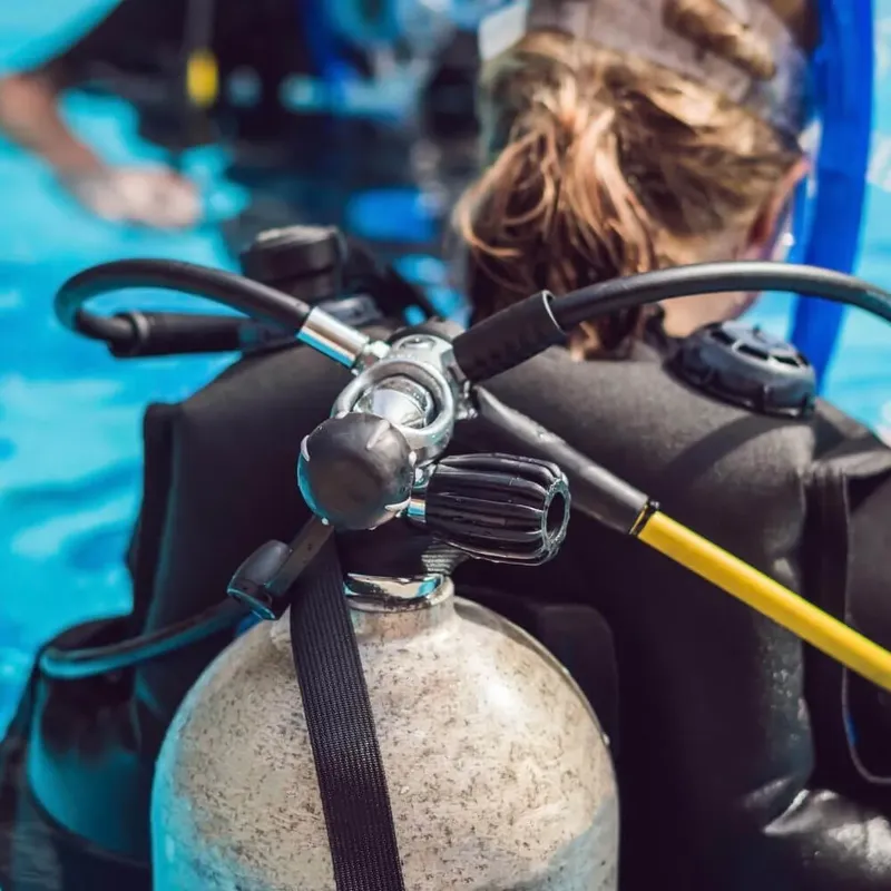 Equipement de plongée avec détendeur et bouteille en préparation