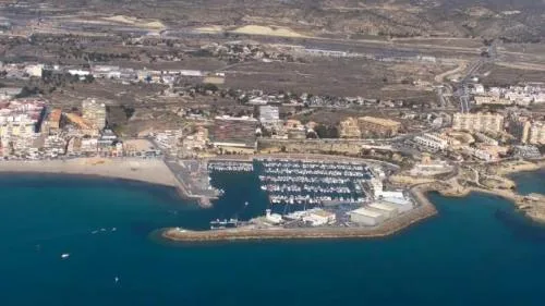 Vue aérienne d'une marina avec des bateaux et une ville côtière