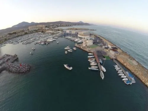 Vue aérienne d'un port de plaisance avec des bateaux amarrés