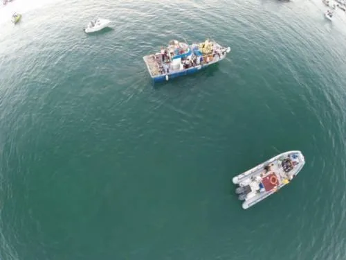 Vue aérienne de bateaux de plongée avec des personnes à bord