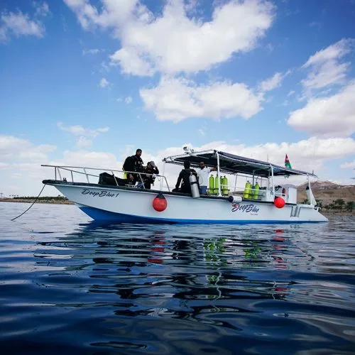 Bateau de plongée avec des plongeurs et de l'équipement à bord