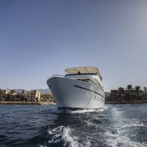 Grand bateau de plongée navigue sur une mer bleue et calme