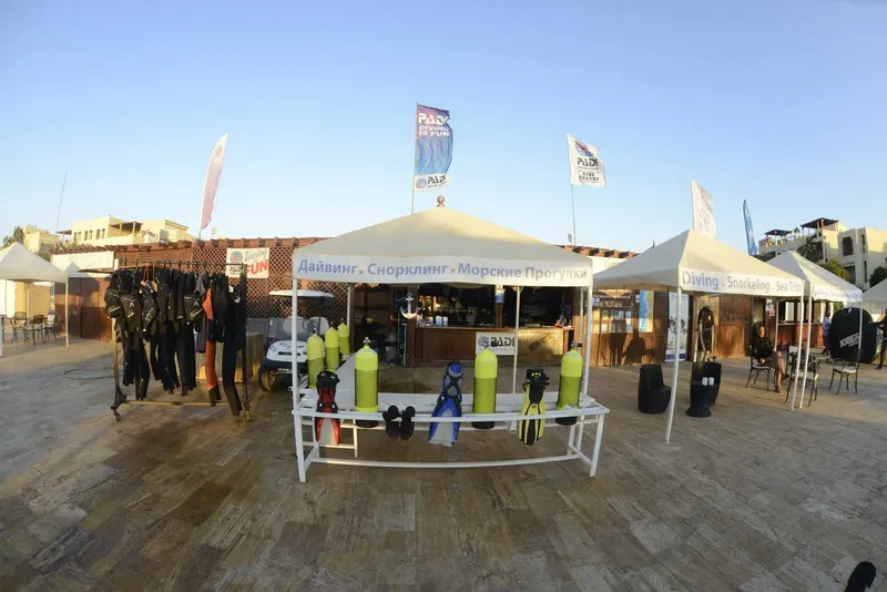 Centre de plongée avec matériel, tentes et enseignes PADI en extérieur