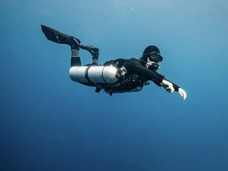 Plongeur en apnée évolue dans une eau bleue et limpide