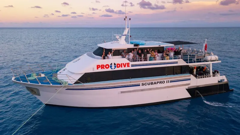 Bateau de plongée rempli de personnes souriantes en mer calme