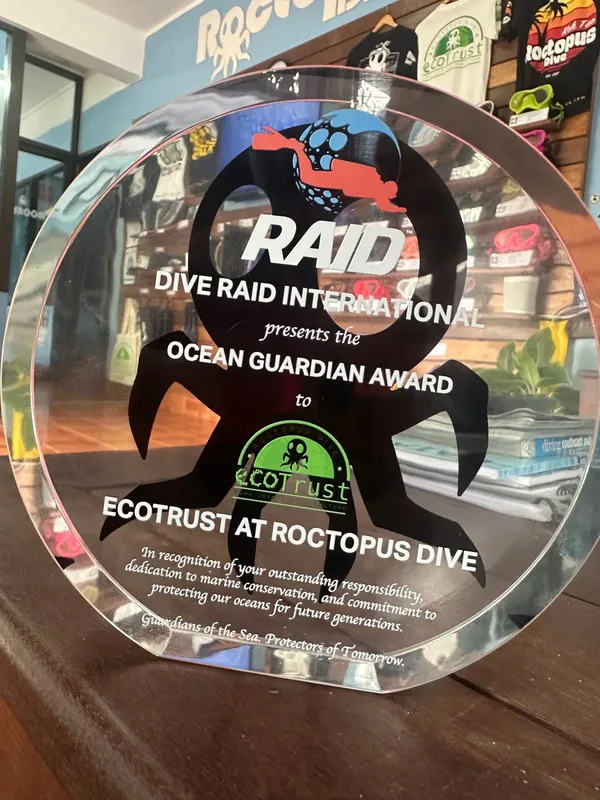 Plaque de récompense Ocean Guardian Award pour Ecotrust au centre de plongée