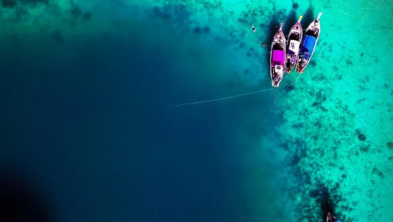 Vue aérienne de deux bateaux de plongée sur mer turquoise