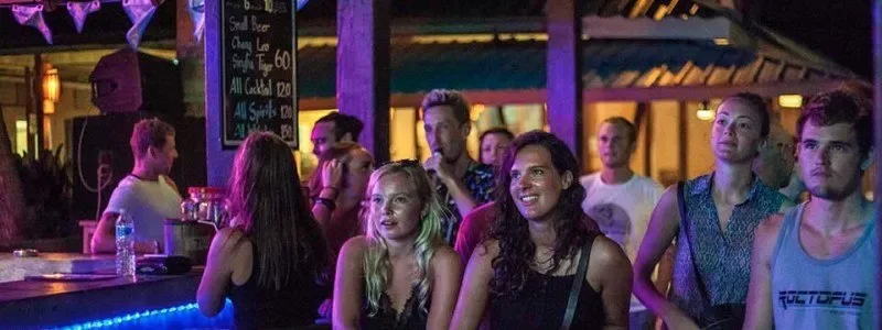 Groupe de personnes souriantes dans un bar ou un espace détente