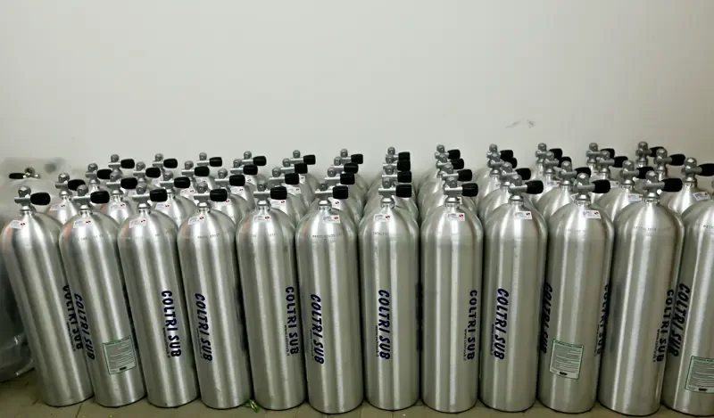 Rangée de bouteilles de plongée en aluminium Coltri Sub alignées