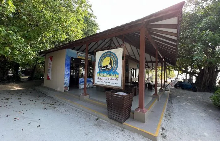 Façade d'un centre de plongée avec une enseigne et une poubelle
