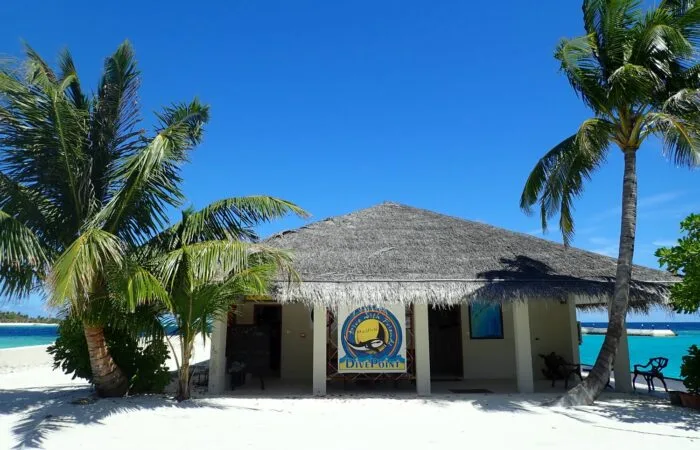 Façade d'un bâtiment avec un logo de centre de plongée tropical