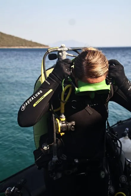 Plongeur préparant son équipement à bord d'un bateau de plongée