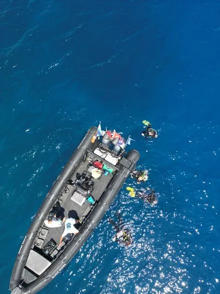 Vue aérienne d'un bateau de plongée avec des plongeurs en activité