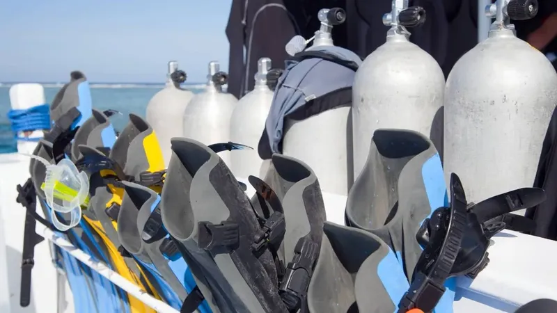 Equipement de plongée aligné sur le bateau, palmes, masques, bouteilles