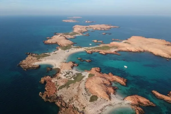 Archipel rocheux avec plages de sable fin et eau turquoise claire