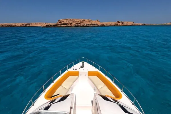 Vue avant d'un bateau de plaisance sur une mer turquoise claire