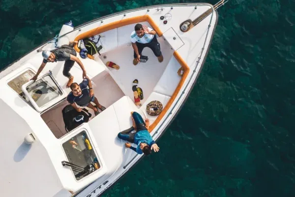 Vue aérienne d'un bateau de plongée avec des plongeurs préparés
