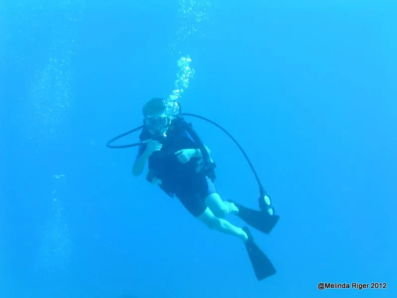 Plongeur en scaphandre explore les profondeurs bleues de l'océan